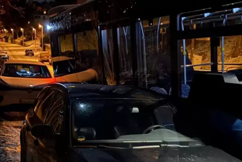 So sah es nach dem Unfall in der Leibnizstraße aus – Anwohner haben die Szene festgehalten. 