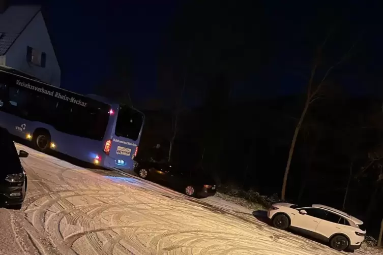 Auf der eisglatten Stra&szlig;e hatte der Bus keinen Halt.