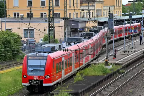 Weil ein Mann im Zug am Neustadter Hauptbahnhof schlief, verbüßt er nun eine 50-tägige Freiheitsstrafe. 