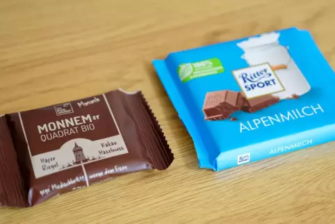 Ein 40-Gramm-Haferriegel der Mannheimer Firma Wacker und eine 100-Gramm-Tafel Ritter-Sport-Schokolade. 