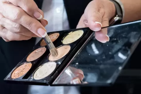 Beispiel PFAS: Die Ewigkeitschemikalien sind in vielen Produkten – auch in Make-up. Diese Vielfalt macht gesetzliche Regelungen 
