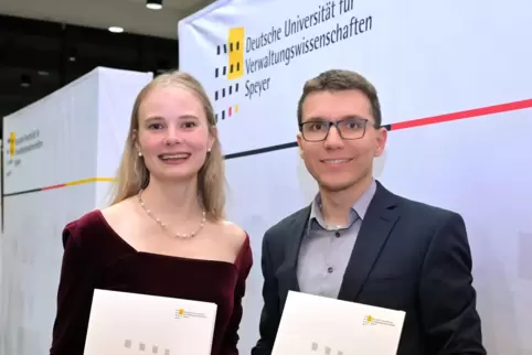 Stolz auf ihren Abschluss an der Speyerer Uni: Inger Jacobsen und Lennart Birth. Stolz auf ihren Abschluss an der Speyerer Uni: Inger Jacobsen und Lennart Birth.