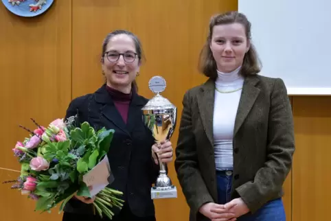 Lehrpreis der Uni vergeben: Clara Löwenstein (rechts) ehrt Constanze Janda. Lehrpreis der Uni vergeben: Clara Löwenstein (rechts) ehrt Constanze Janda.