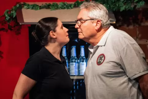 Einig sind sie sich darin, dass sie sich uneinig sind. Anna Hüther als Ina Specker und Wolfgang Schwenk als Harry Pichler. 