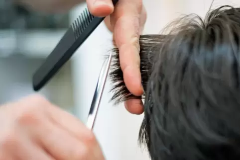 Im Vergleich zu Baden-Württemberg: Friseur-Innung sieht Betriebe in der Vorderpfalz wirtschaftlich belastet.