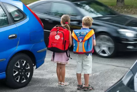 Grundschüler zu Fuß haben’s schwer, wenn vor ihrer Schule zu viele Elterntaxis verkehren. 