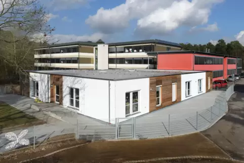 Die Kita Sandhase, dahinter die Realschule plus.