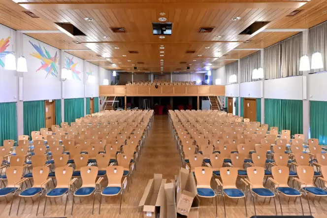 Der Festsaal der Deidesheimer Stadthalle musste aufgrund von sicherheitstechnischen Mängeln geschlossen werden. Der Festsaal der Deidesheimer Stadthalle musste aufgrund von sicherheitstechnischen Mängeln geschlossen werden.