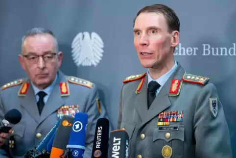 Generalleutnant Christian Freuding (rechts), Inspekteur des Heeres. Neben ihm steht General Carsten Breuer, Generalinspekteur de