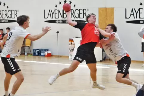 Fällt aus: Dominik Selinger (am Ball) von der HSG Dudenhofen/Schifferstadt.