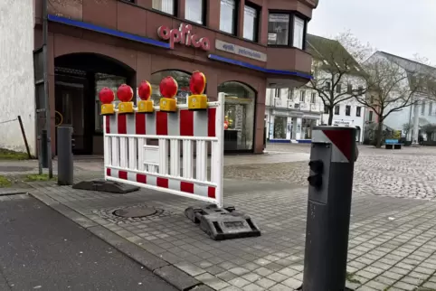 Seit Wochen kaputt: Der Poller zwischen Rosengartenstraße und Hallplatz.