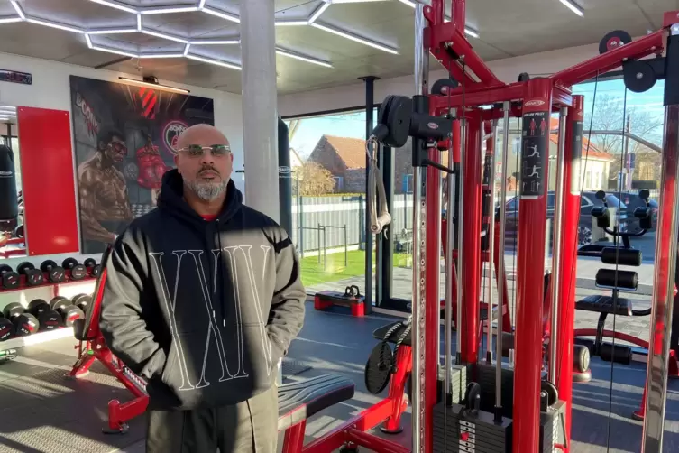Im Erdgeschoss eines Geb&auml;udes befindet sich das private Fitnessstudio von Massiv. 