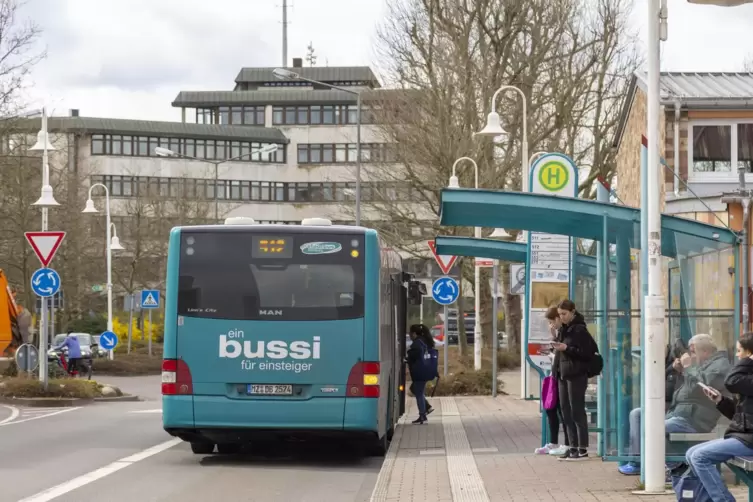 Die Busse der Linie 238 halten während der Baustelle nicht mehr am Saarpfalz-Gymnasium (unser Foto zeigt einen Bus, der in der T