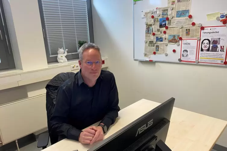 In seinem Dienstzimmer im Polizeipr&auml;sidium erinnert das Fahndungsplakat an der Pinnwand &ndash; rechts im Bild &ndash; Mark Seither stets da