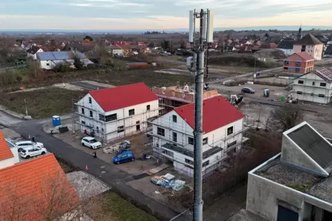 Im Zentrum der Diskussionen steht ein Mobilfunkmast am Böchinger Friedhof. Er grenzt an das Gelände der ehemaligen Sektkellerei 