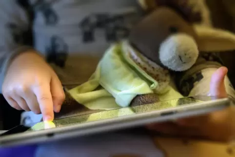 Zu früh: Speyerer Ehrenamtlerin ist besorgt wegen Nutzung digitaler Endgeräte im Kindesalter. Zu früh: Speyerer Ehrenamtlerin ist besorgt wegen Nutzung digitaler Endgeräte im Kindesalter.