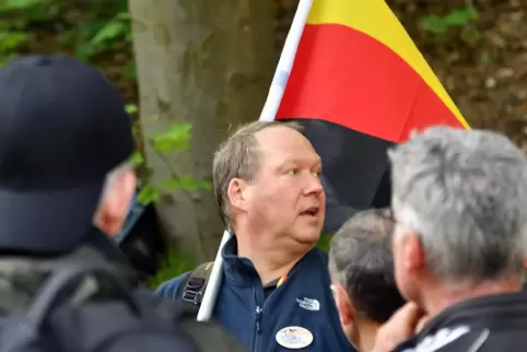 Max Otte, hier 2018 beim sogenannten Neuen Hambacher Fest, lehnte eine Einstellung des Rechtsstreits ab.