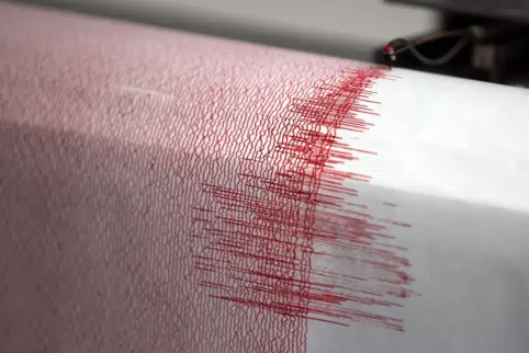 Der Seismograph einer Erdbebenwarte verzeichnet Ausschläge.