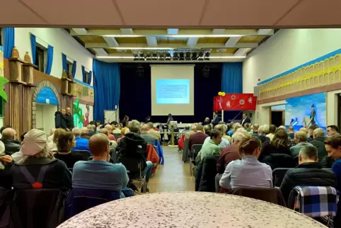 Kulturhalle in Waldsee am Mittwochabend: Etwa 130 Bürger informieren sich über Tiefengeothermie, rund 120 waren online zugeschal