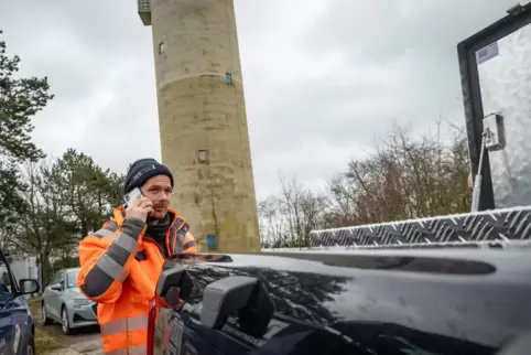 Bei Malerarbeiten am Käshofer Wasserturm (im Hintergrund) entstanden Dämpfe, die im Trinkwasser zu riechen waren. Die Verbandsge