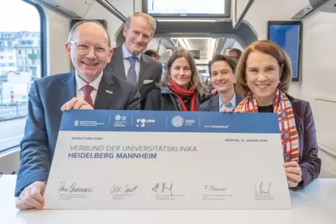 Auf einer gemeinsamen Fahrt von Mannheim nach Heidelberg in einem Sonderzug unterzeichneten (von links) Mannheims OB Christian S