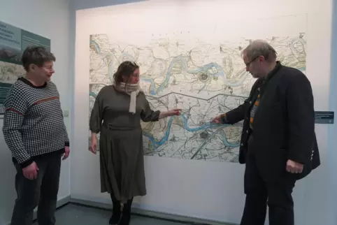 Anne Faust, Regina Heilmann und Stefan Mörz blicken auf die Folgen der Rheinbegradigung. 