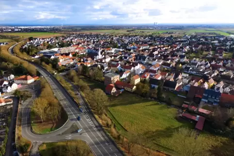 Gibt es seit fast einem halben Jahrhundert: der Damm mit der B39 in Dudenhofen.