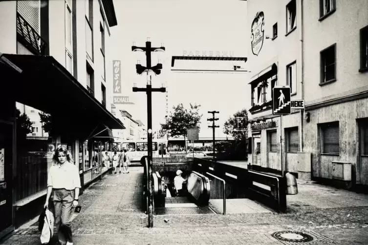 Abstieg zur Unterf&uuml;hrung zwischen M&uuml;hlstra&szlig;e und Karstadt-Vorplatz.