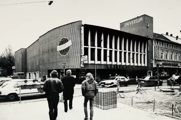 Fritz-Walter-Kino und die Buchhandlung der Geschwister Schmidt (ganz rechts).