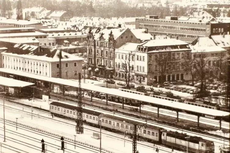 Lauterer Hauptbahnhof im Winter. Fotograf Hermann Ebling verbreitet seine Bilder auch unter dem Pseudonym