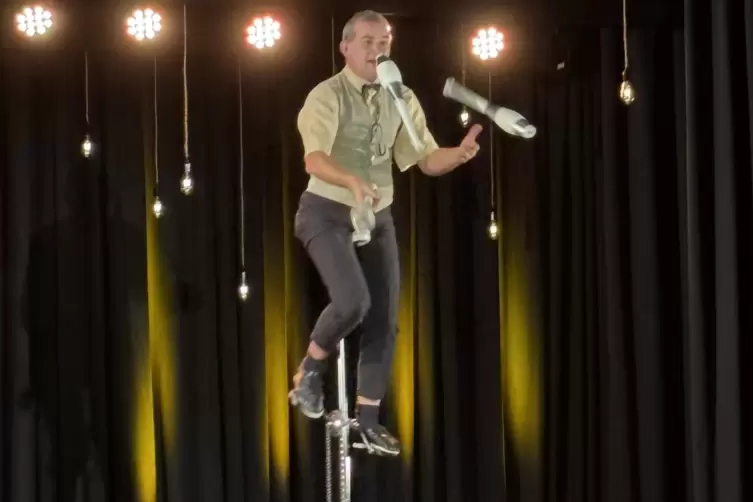Herr Konrad vom Traumzeit Variet&eacute; begeisterte mit Comedy und Jonglage.