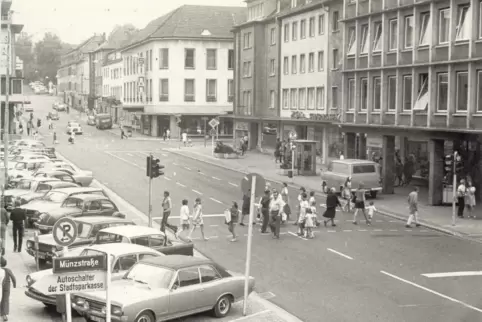 Wo heute der Busbahnhof ist, parkten früher Autos. Rechts das frühere Modehaus Goebes, im Hintergrund das ehemalige Modehaus Sin
