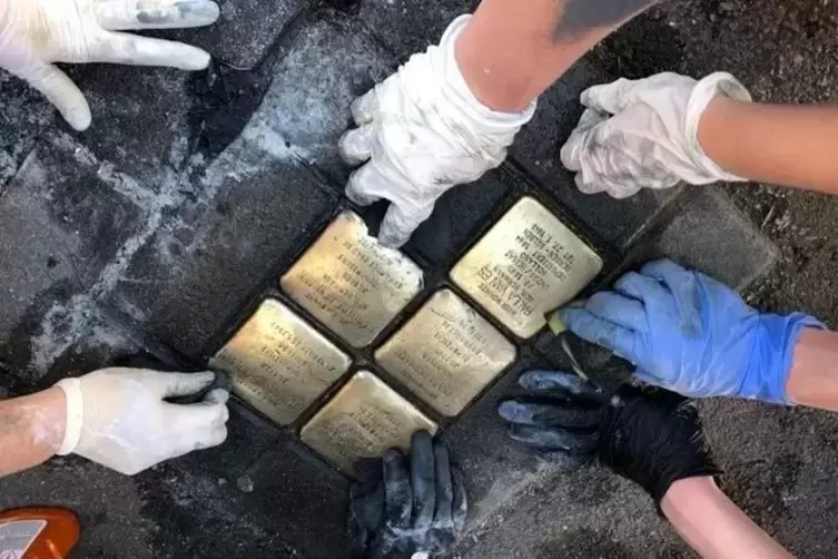 Im Vorfeld des Projekttags „Jüdisches Leben in Kusel“ haben Schülerinnen und Schüler des Siebenpfeiffer-Gymnasiums Stolpersteine