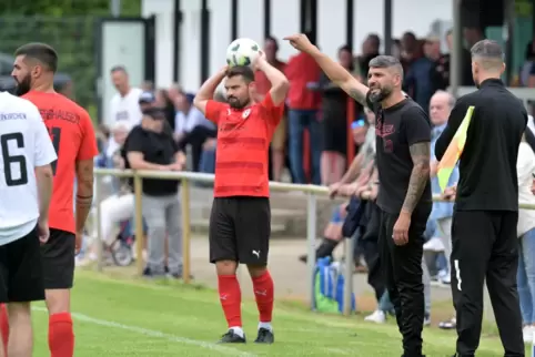 Lamentiert: Trainer Hassan Mahmoud (Zweiter von rechts) vom FV Berghausen im Spiel gegen TuS Niederkirchen. 