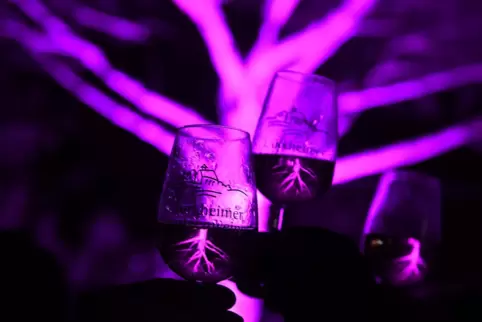 Wer im Wingert mit einem Glas Wein anstoßen will, der braucht bei den Dürkheimer Weinbergnächten erstmals ein Flanierbändchen. 