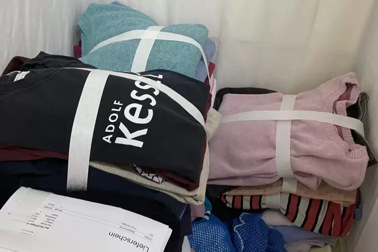 Um die Umwelt zu schonen, schaffte das Ehepaar &Ouml;zecik die Folenverpackungen ab. Nun werden Kleidungsstapel in Papierbanderolen g