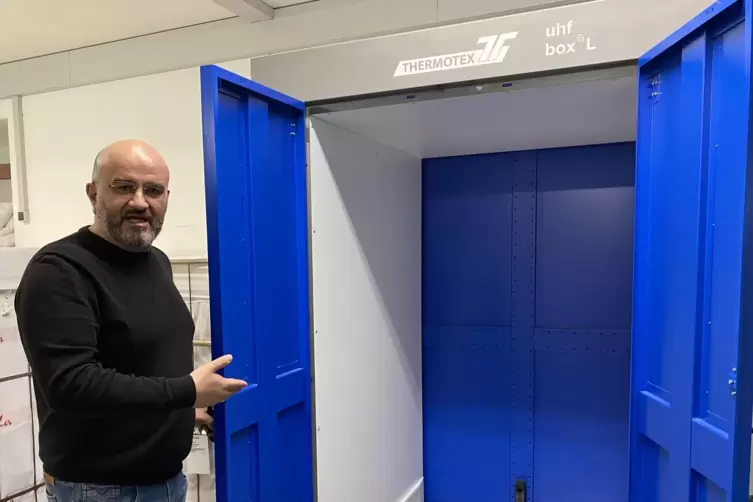 Fertige Bettw&auml;sche wird in diese Anlage gerollt, die erkennt, wie viel von welcher Sorte der Container enth&auml;lt.