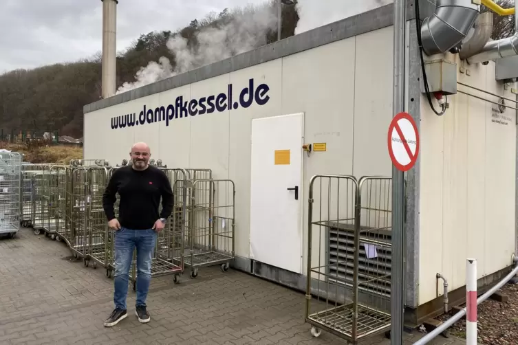 &Uuml;ber Rohrleitungen kommt der Dampf aus dem Kessel in die Anlagen der W&auml;scherei.