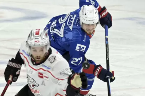 Yannick Proske (hinten) spielt seine dritte Saison bei den Adlern Mannheim. Sein Vertrag wurde jüngst verlängert. Die Niederlage