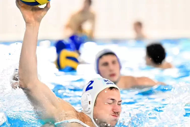 Augen zu und durch: Das sagt sich wohl Eulen-Spieler und Trainer der Ha&szlig;locher Handballerinnen, Marc-Robin Eisel.