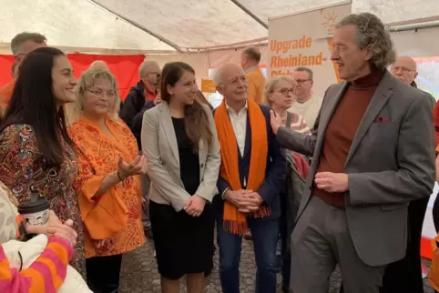 Gruppenbild in Orange: Jasmin Awan, Silke Wiedmann, Lisa-Marie Jeckel, Gerhard Rupprath und Joachim Streit im Zelt vor dem Café 