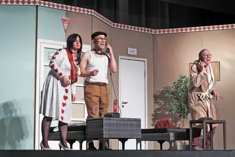 Jacks Bier Ensemble spielt „Grandhotel Luftschloss“ in der Aula des Hofenfels-Gymnasiums: (von links) Sandy Nagel als Perla, Tho