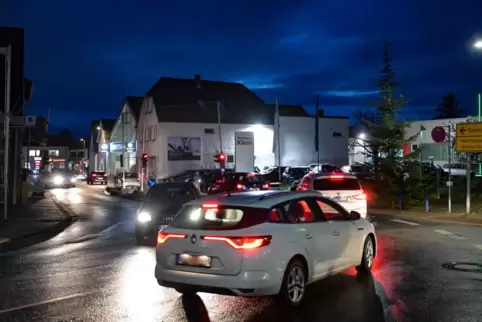 Einiges los: Durch die halbseitige Sperrung der B39 fließt nun mehr Durchgangsverkehr durch Dudenhofen.