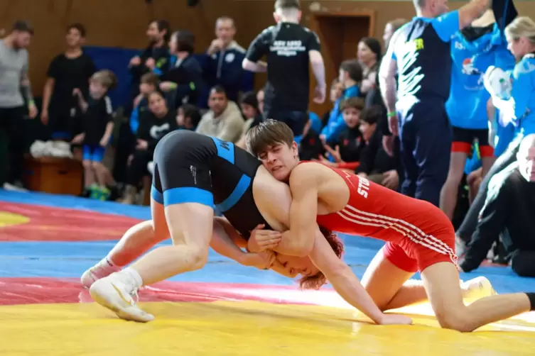 Milian Fix (rot) vom MS Ringen Schifferstadt landet einen Punktsieg gegen Alexander Belov von der RSG Olympia Neustadt.
