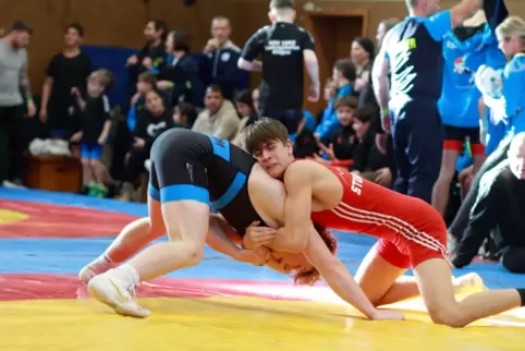 Milian Fix (rot) vom MS Ringen Schifferstadt landet einen Punktsieg gegen Alexander Belov von der RSG Olympia Neustadt.