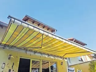 wg. Umbau zu verkaufen. Maße 6mx3,50m.Hauptfarbe gelb Mit Kurbel und Volant zum Einrollen. Bereits abmontiert. Nur Selbstabholer