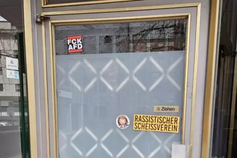 Unbekannte haben das Bürgerbüro der Zweibrücker AfD hinter der Alexanderskirche mit Anti-AfD-Aufklebern versehen.