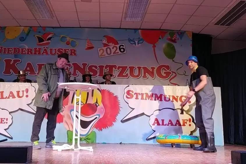 Kai Differenz und Ortsbürgermeister Andre Sittel als Jäger Jupp und Angler Anton.