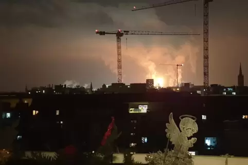 Die Steamcracker-Fackel erleuchtet den Nachthimmel über Ludwigshafen. 