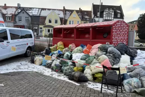 Kurz vor Neujahr: Müll vor dem Kleidercontainer.
